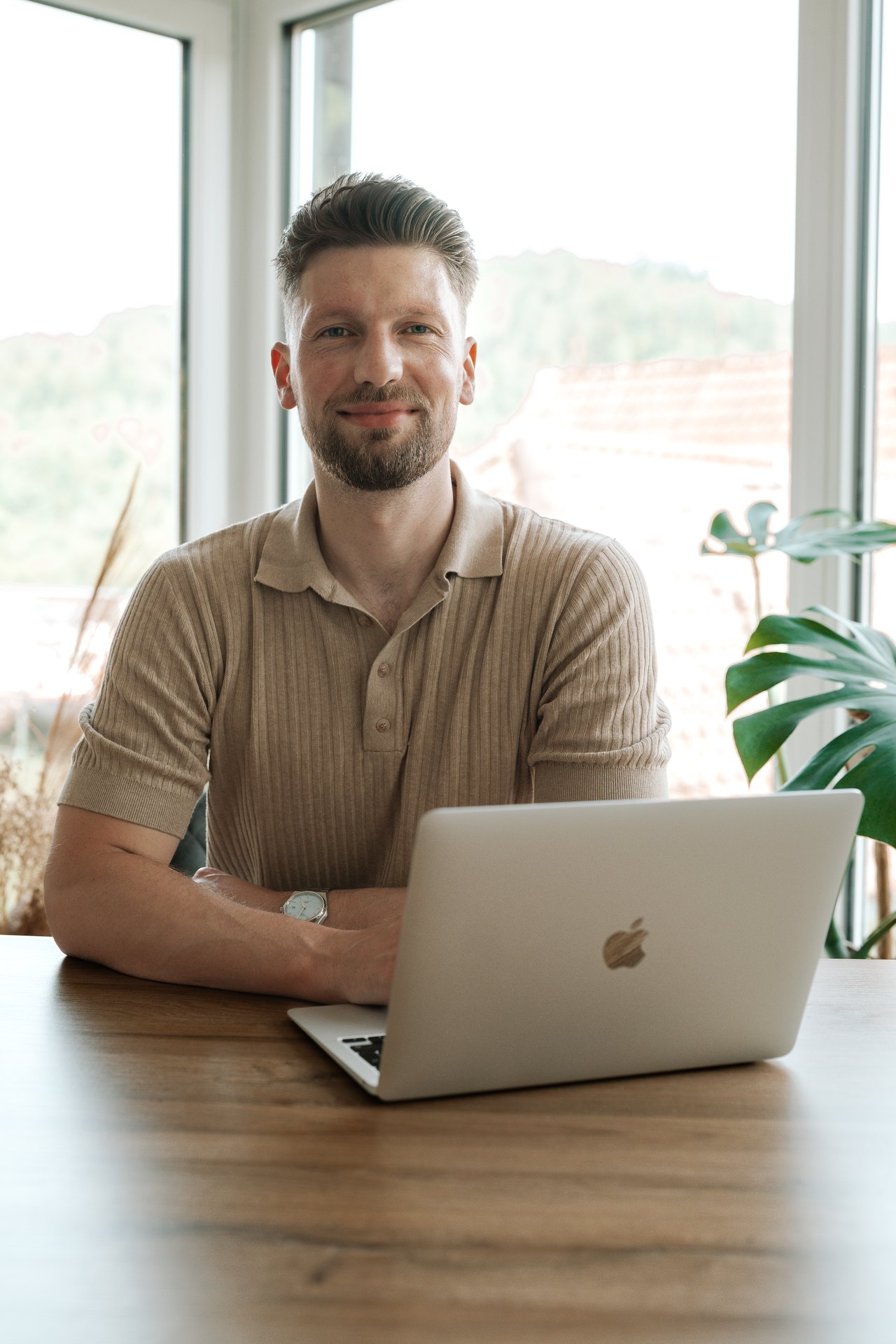 Marcel Vetter, Gründer von Vetter Recruiting, an seinem Arbeitsplatz